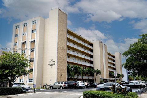 Condo in Hallandale Beach, Florida, 1 bedroom  № 1893039 - photo 2