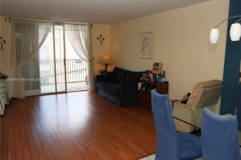 Condo in Hallandale Beach, Florida, 1 bedroom  № 1893039 - photo 6