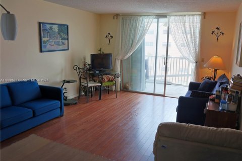 Condo in Hallandale Beach, Florida, 1 bedroom  № 1893039 - photo 7
