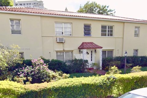 Снять в аренду виллу или дом в Корал-Гейблс, Флорида 2 спальни, 356.19м2, № 1987232 - фото 1