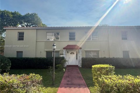 Снять в аренду виллу или дом в Корал-Гейблс, Флорида 2 спальни, 356.19м2, № 1987232 - фото 7