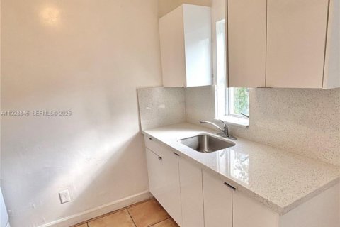 Снять в аренду виллу или дом в Корал-Гейблс, Флорида 2 спальни, 356.19м2, № 1987232 - фото 2