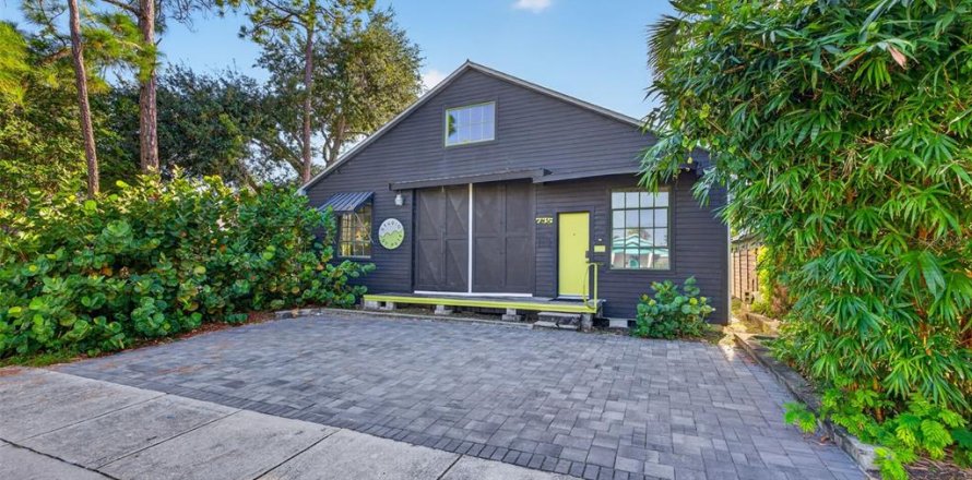 Commercial property in Saint Petersburg, Florida 332.59 sq.m. № 2380351