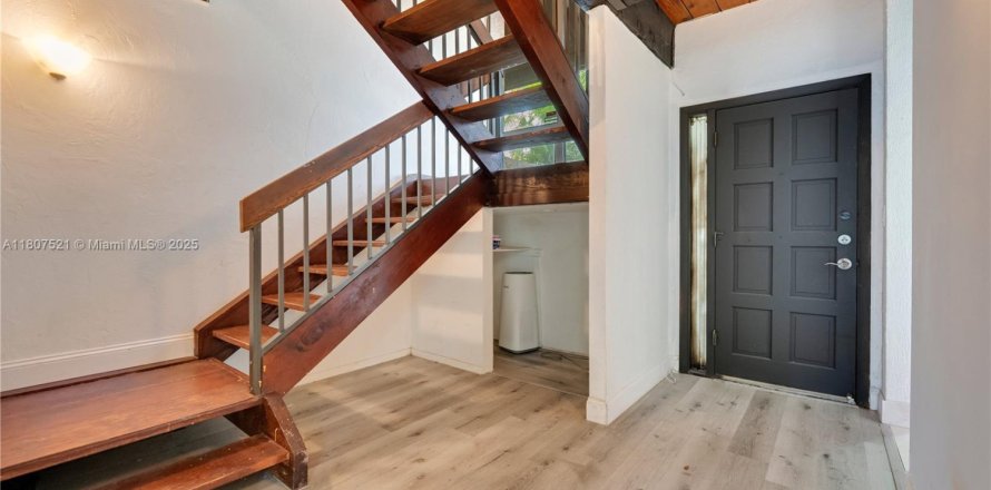 Таунхаус в Майами, Флорида 3 спальни, 156.82м2 № 1951871