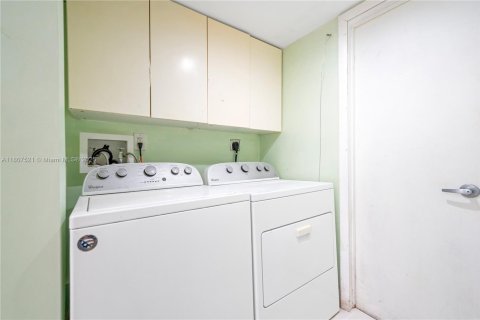 Купить таунхаус в Майами, Флорида 3 спальни, 156.82м2, № 1951871 - фото 22