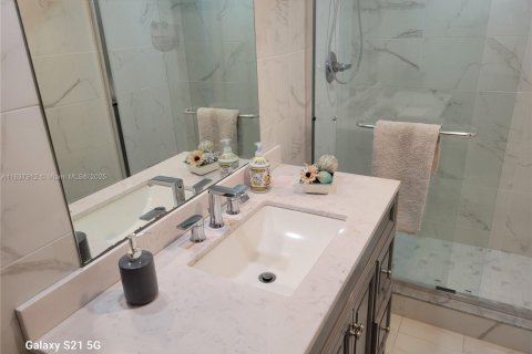 Купить кондоминиум в Халландейл-Бич, Флорида 2 спальни, 111.48м2, № 1823583 - фото 7