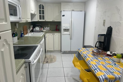 Купить кондоминиум в Халландейл-Бич, Флорида 2 спальни, 111.48м2, № 1823583 - фото 13
