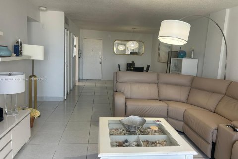 Купить кондоминиум в Халландейл-Бич, Флорида 2 спальни, 111.48м2, № 1823583 - фото 17