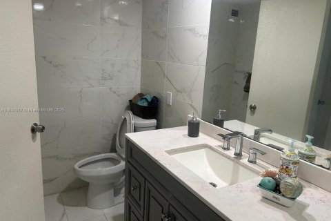 Купить кондоминиум в Халландейл-Бич, Флорида 2 спальни, 111.48м2, № 1823583 - фото 11