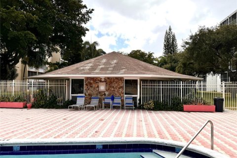 Condo in Hallandale Beach, Florida, 1 bedroom  № 1163064 - photo 1