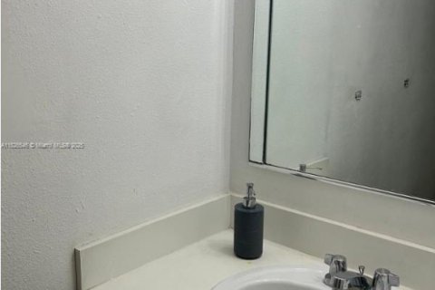 Condominio en venta en Hialeah, Florida, 2 dormitorios, 131.64 m2 № 1796331 - foto 7