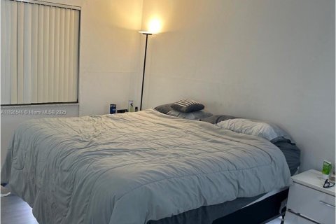 Condominio en venta en Hialeah, Florida, 2 dormitorios, 131.64 m2 № 1796331 - foto 10