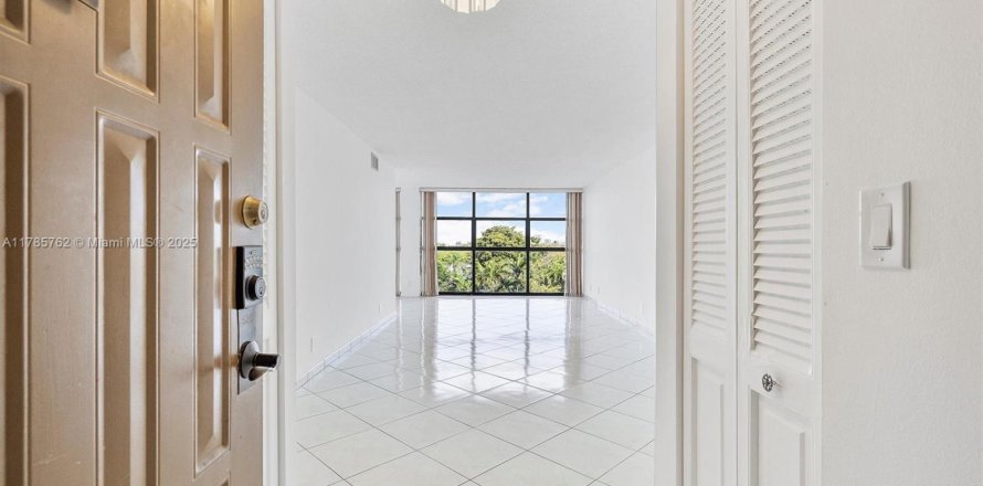 Condo in Hallandale Beach, Florida, 2 bedrooms № 1701090