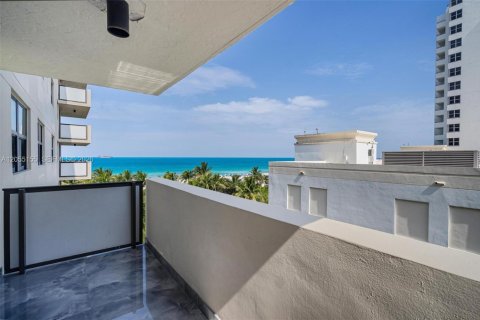 Condominio en venta en Miami Beach, Florida, 2 dormitorios, 83.8 m2 № 2168429 - foto 12