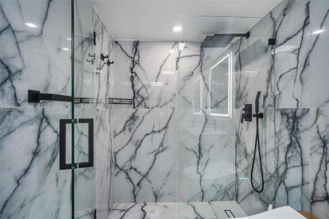 Condominio en venta en Miami Beach, Florida, 2 dormitorios, 83.8 m2 № 2168429 - foto 19