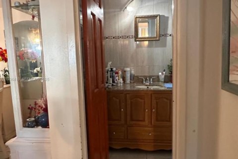 Condo in Sunny Isles Beach, Florida, 2 bedrooms  № 2088501 - photo 19