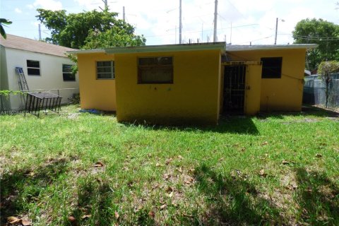 House in Miami, Florida 4 bedrooms, 96.43 sq.m. № 1953001 - photo 2