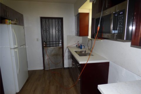 House in Miami, Florida 4 bedrooms, 96.43 sq.m. № 1953001 - photo 3