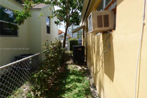 House in Miami, Florida 4 bedrooms, 96.43 sq.m. № 1953001 - photo 10