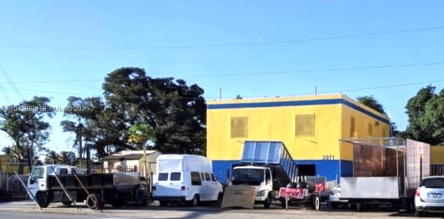 Commercial property in Miami, Florida № 2089148