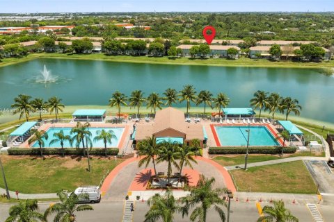 Touwnhouse à vendre à Homestead, Floride: 3 chambres, 120.96 m2 № 1981953 - photo 2