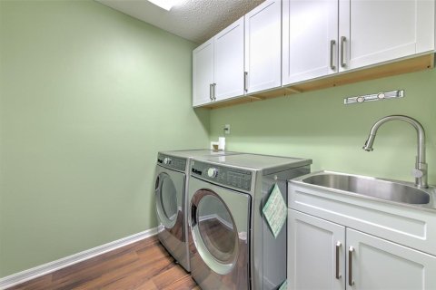 House in Sun City Center, Florida 3 bedrooms, 242.1 sq.m. № 2195778 - photo 13