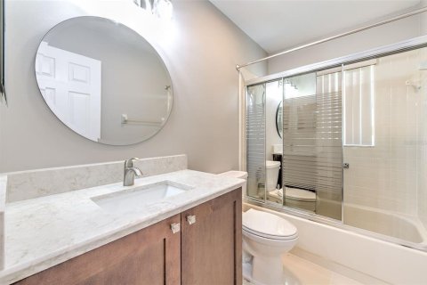 House in Sun City Center, Florida 3 bedrooms, 242.1 sq.m. № 2195778 - photo 28