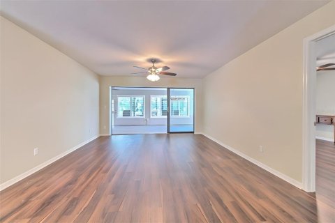 House in Sun City Center, Florida 3 bedrooms, 242.1 sq.m. № 2195778 - photo 10