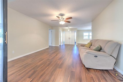 House in Sun City Center, Florida 3 bedrooms, 242.1 sq.m. № 2195778 - photo 12