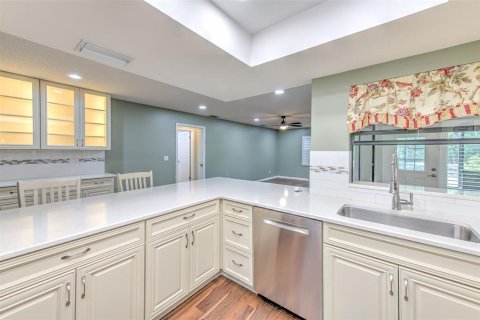House in Sun City Center, Florida 3 bedrooms, 242.1 sq.m. № 2195778 - photo 17