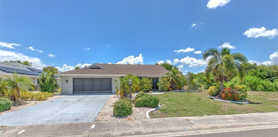 House in Sun City Center, Florida 3 bedrooms, 242.1 sq.m. № 2195778