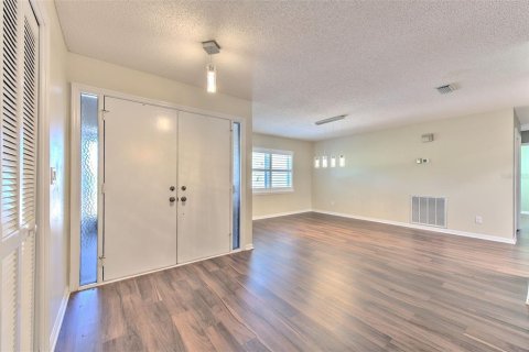 House in Sun City Center, Florida 3 bedrooms, 242.1 sq.m. № 2195778 - photo 4