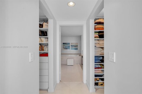 Condo in Miami, Florida, 2 bedrooms № 2077404 - photo 5