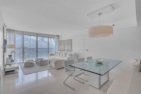 Condo in Miami, Florida, 2 bedrooms № 2077404 - photo 3