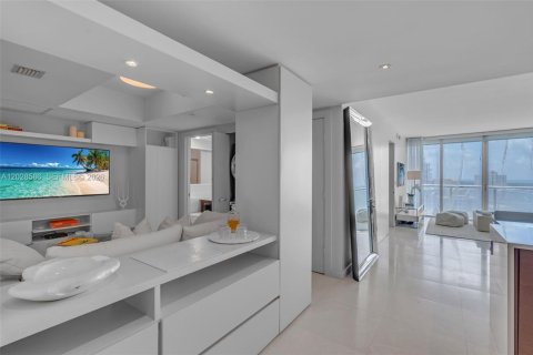 Condo in Miami, Florida, 2 bedrooms № 2077404 - photo 2