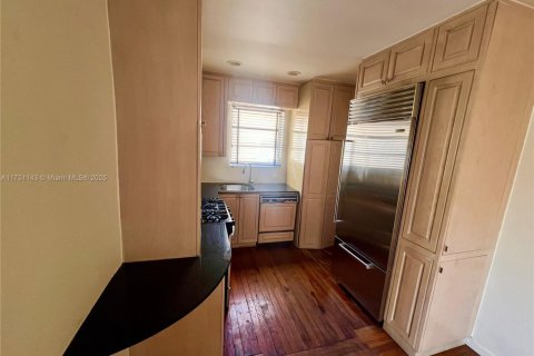 Condo in Miami Beach, Florida, 1 bedroom  № 1960085 - photo 17