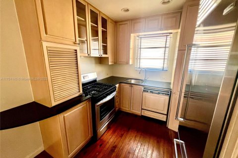 Condo in Miami Beach, Florida, 1 bedroom  № 1960085 - photo 16