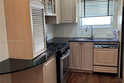 Condo in Miami Beach, Florida, 1 bedroom  № 1960085 - photo 20