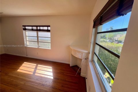 Condo in Miami Beach, Florida, 1 bedroom  № 1960085 - photo 11