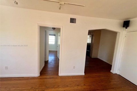 Condo in Miami Beach, Florida, 1 bedroom  № 1960085 - photo 12