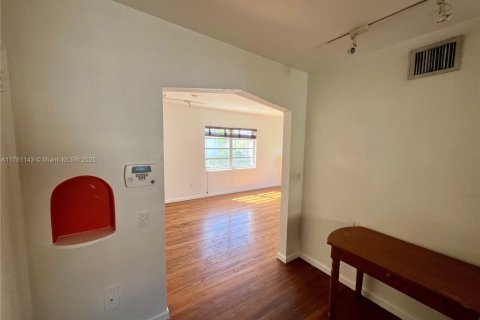 Condo in Miami Beach, Florida, 1 bedroom  № 1960085 - photo 15