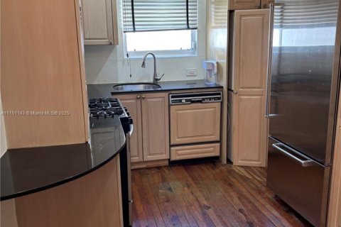 Condo in Miami Beach, Florida, 1 bedroom  № 1960085 - photo 19