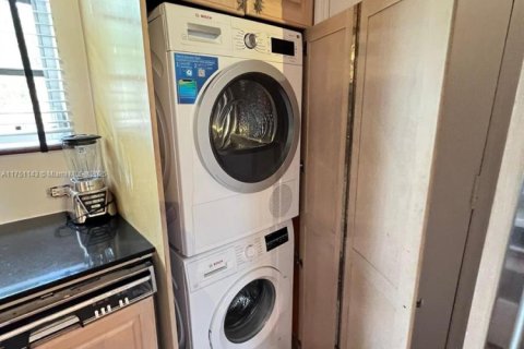 Condo in Miami Beach, Florida, 1 bedroom  № 1960085 - photo 18