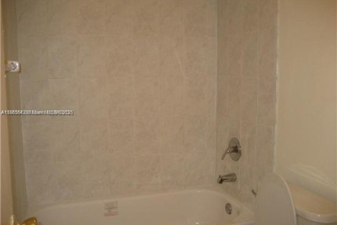 Condo in Miami, Florida, 2 bedrooms  № 1897451 - photo 11