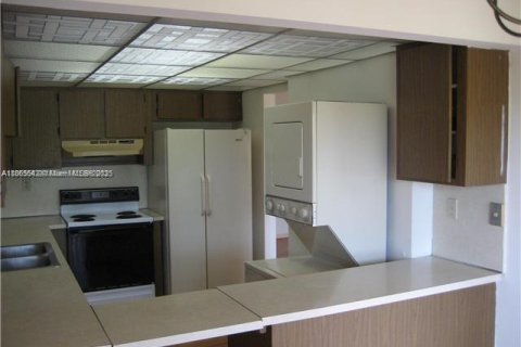 Condo in Miami, Florida, 2 bedrooms  № 1897451 - photo 7