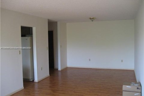 Condo in Miami, Florida, 2 bedrooms  № 1897451 - photo 5