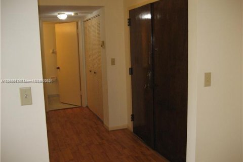 Condo in Miami, Florida, 2 bedrooms  № 1897451 - photo 13