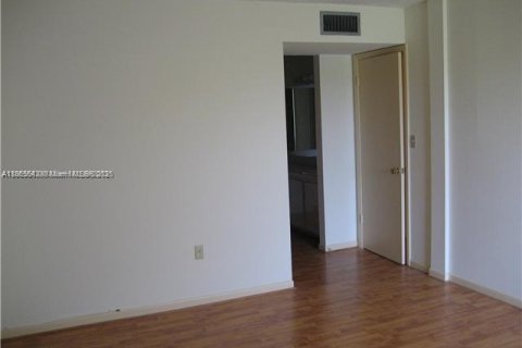 Condo in Miami, Florida, 2 bedrooms  № 1897451 - photo 10