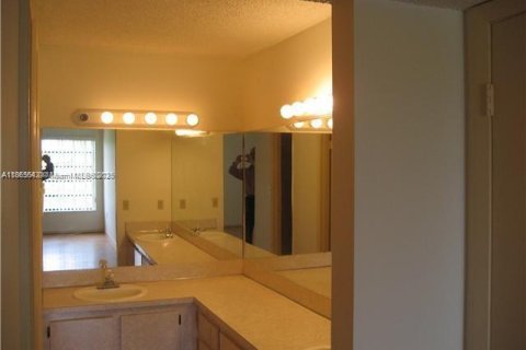 Condo in Miami, Florida, 2 bedrooms  № 1897451 - photo 12