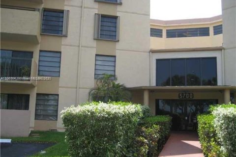 Condo in Miami, Florida, 2 bedrooms  № 1897451 - photo 14